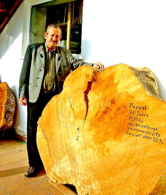 Hans Riedl, Vorsitzender der Waldbesitzervereinigung, vor der Geschäftsstelle in Pullenhofen. Am Montag begeht die Organisation ihr 60-jähriges Bestehen.	Foto: oh