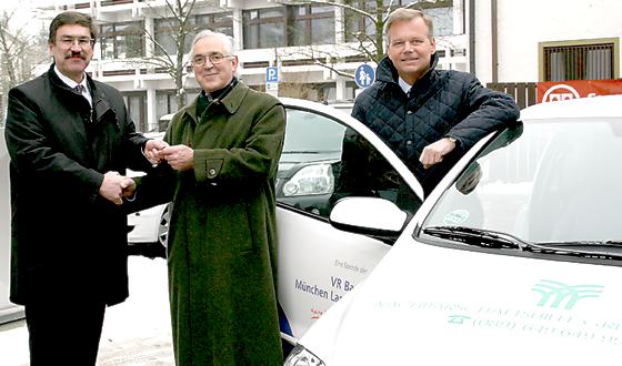 Anton Lautenbacher, Vorstandsvorsitzender der VR Bank München Land, Vorsitzender der Nachbarschaftshilfe Wolfgang Kuny und Bürgermeister Jan Neusiedl freuen sich über das neue Fahrzeug.	Foto: hol