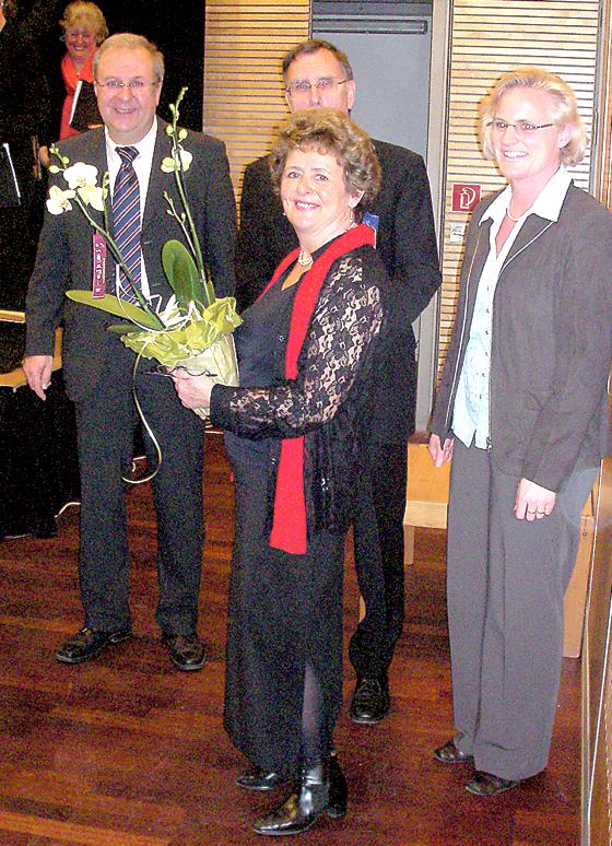 Wagner und seine Stellvertreterin Brigitte Matheis ehren Hans und Rosa Obermaier (Mitte).	Foto: VA
