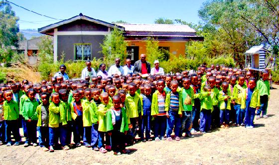 Der Verein »Alem Katema« kümmert sich in der gleichnamigen äthiopischen Stadt etwa um eine neue Bibliothek (r.) und einen Kindergarten (o.). 	pr.