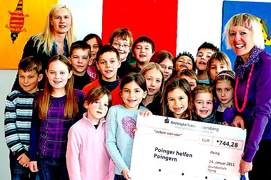 744,28 Euro konnten die Schüler an »Poinger helfen Poingern« übergeben.	Foto: VA