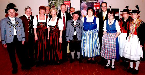 MdL Hans-Ulrich Pfaffmann (6. v. li.) und MdL Markus Rinderspacher (4. v. re.) mit Mitgliedern der örtlichen Trachtenvereine beim Jahresempfang.	Foto: VA