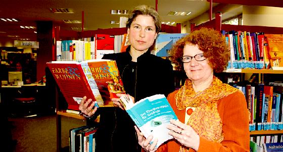Eva Fetzer (r.) und Katja Seibold von der Schwabinger Stadtteilbibliothek sind stolz auf den Spitzenplatz von 719.000 Ausleihen im Jahr 2010.	Foto: ko