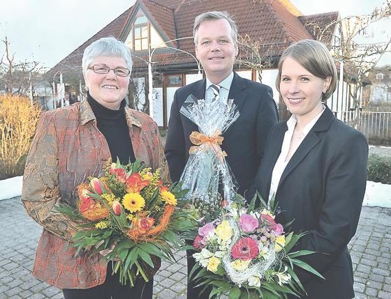 Bürgermeister Jan Neusiedl dankte Hannelore Fritzsche (l.) und gratulierte der neuen Stiftungsleitung Carmen Baumberger (r.).  Foto: Claus Schunk