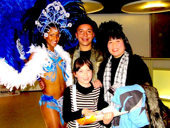 Superstar Lou Bega mit den glücklichen Gewinnerinnen des Meet & Greet: Yoko und Sonya Fritz, begleitet von einer der hübschen Tänzerinnen. Foto: hw