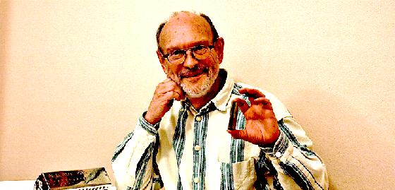 Kurt Hommel erklärt die Mundharmonika. 	Foto: VA