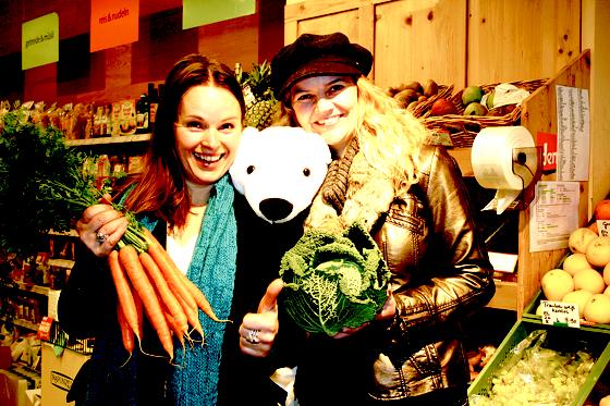 Cristina Andrione (links) und Brigitte Günther haben Spaß am Klimaschutz  da lacht auch der Eisbär.	Foto: scy