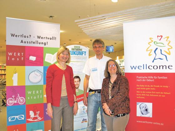 Angelika Schramm vom Projekt Wertstoffbörse, Marten Knittler von dm und Ulrike Krus, Projektleiterin wellcome (v.li.n.re.). Foto: aha