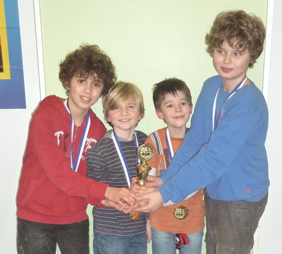 Die vier Sieger präsentieren stolz ihren Pokal und ihre Medaille.  Foto: Privat