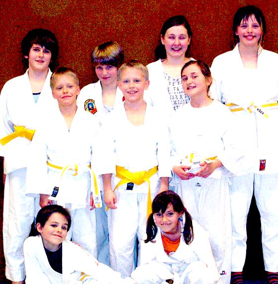 Die Judoka des SV Lohhof freuen sich über ihre bestandene Gürtelprüfung. 	Foto: Verein
