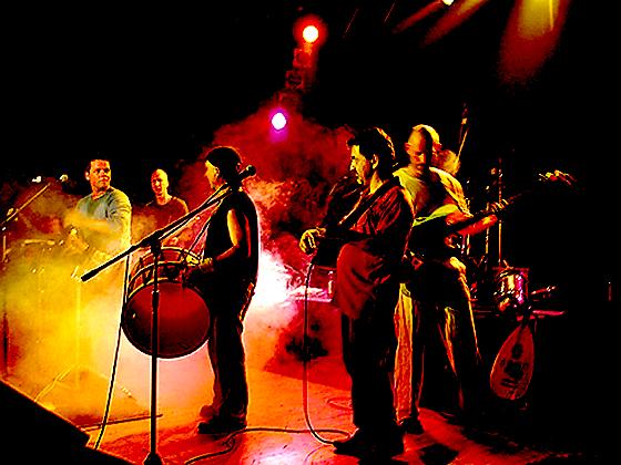 Türkische Mischung: Yoldas spielen schnörkellosen Rock verbunden mit traditionellen Rhythmen. 	F. VA