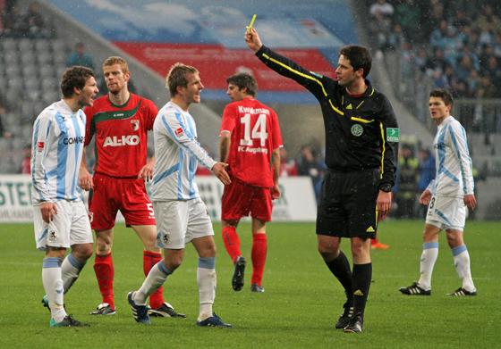 Ein Wort zu viel: Schiedsrichter Schößling verwarnt Benny Lauth. Foto: A. Wild