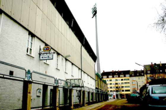 Soll demnächst geschlossen werden: die altehrwürdige Stadiongaststätte im Bauch des Städtischen Stadions an der Grünwalder Straße.	Foto: Hettich