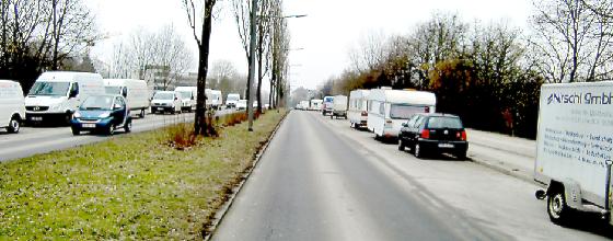 Gewerbliche Fahrzeuge, Wohnwagen und Werbeanhänger blockieren beidseitig der Johanneskirchner Straße die Stellplätze.	Foto: ikb