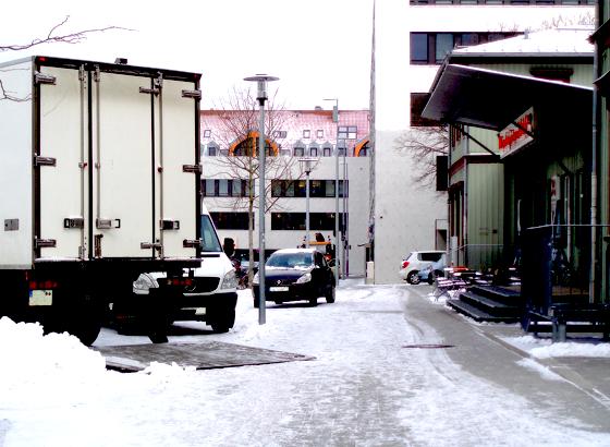 Immer wieder nutzen Autofahrer den Bahnhofsvorplatz als Parkplatz oder als Ladefläche für die umliegenden Geschäfte. 	Foto: Woschée