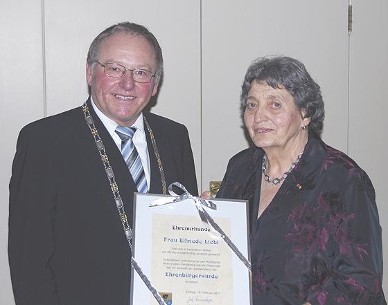 Bürgermeister Josef Riemensberger überreichte  Elfriede Liebl die Ehrenurkunde. Foto: VA