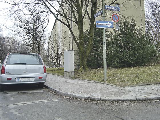 Die Bordsteine an der Busching-/ Ecke Beblostraße werden für Rollstuhlfahrer auf drei Zentimeter Höhe abgesenkt.  Foto: ikb