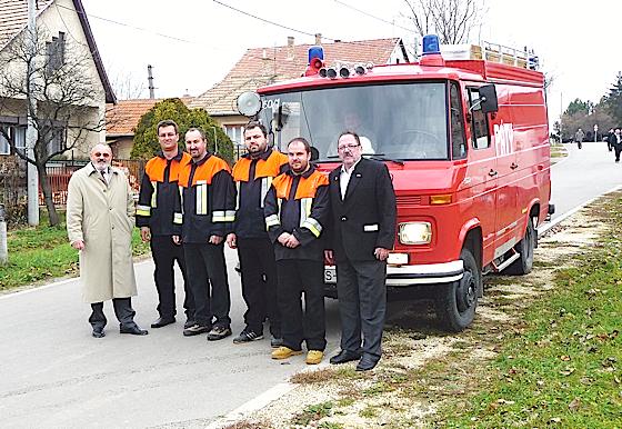 Vor drei Jahren konnten die Kirchheimer den Pátyern ein Rüstfahrzeug für die Feuerwehr abtreten. Links im Bild: Günter Schwindl. Auch die Uniformen stammen aus  Kirchheim.	Fotos: Privat
