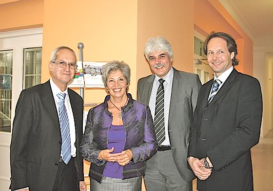 Prof. Dieter Grab, Dr. Elizabeth Harrison, Dr. Olaf Neumann und Dr. Frank Carlos Spickhoff (v. l.).	Foto: ar