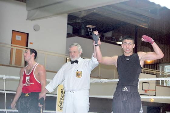Marten Arsumanjan, Ringrichter Kutt und Mirwais Maudodi nach dem Kampf im Ring. Foto: Privat