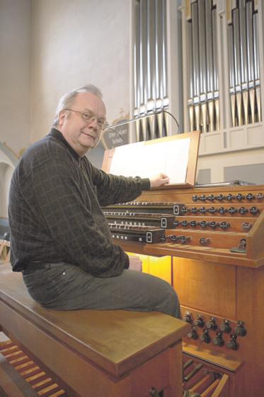 Kirchenmusikdirektor Michael Grill beantwortet bei der Kindermatinee Fragen rund um die Orgel.  F. VA