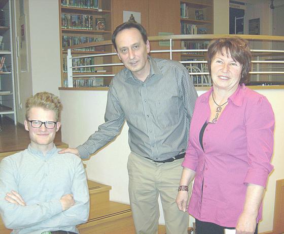 Büchereileiterin Barbara Herberg freute sich über  ihre interessanten Gäste Alois Prinz und Johannes Öllinger (von rechts).  Foto: VA