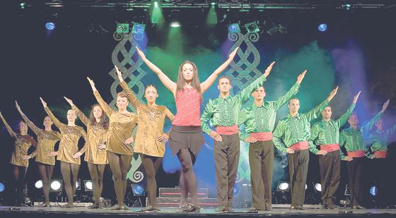 Ein internationales Ensemble wird die Zuschauer mit rhythmischer Tanzakrobatik der Spitzenklasse bezaubern.  Foto: VA