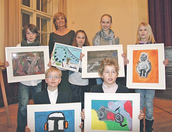 Ulrike Kriener und die jungen Künstler präsentieren stolz die Bilder, die versteigert wurden. Foto: Privat
