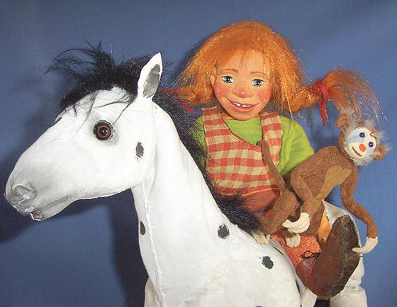 Die beliebteste Rothaarige der Welt: Pippi Langstrumpf auf ihrem Pferd Kleiner Onkel und mit ihrem Äffchen Herr Nilsson.  Foto: VA