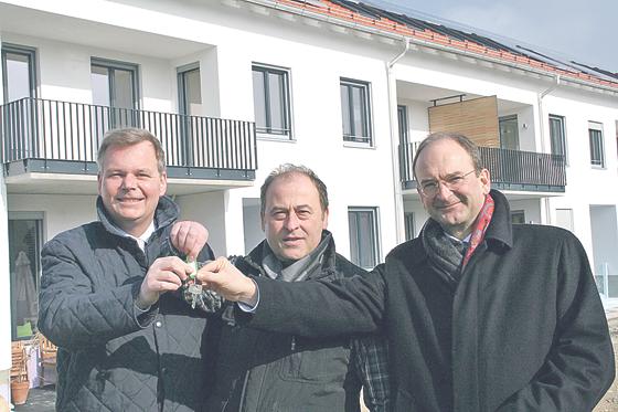 Feiern über die Fertigstellung (v. l.) Bürgermeister Jan Neusiedl, Mieter Dietmar Deisinger und Architekt Axel Altenberend.  Foto: hol