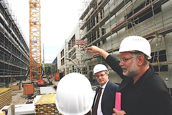 Tiefbauchef Karl Höferle (Mitte) und der leitende Baudirektor Johann Georg Sandmeier (rechts) informierten im vergangenen August auf der Baustelle.	ws