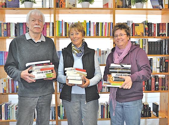 Viele, viele Bücher verschenken Götz und Gisela Schindler, Agenda 21, und Bücherladen-Inhaberin Karen Schiöberg-Fey (v.l.) demnächst in Aßling.  	Foto: sf