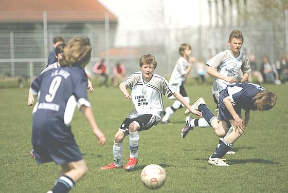 Der Fußballworkshop des FC Stern München bringt die Jugendlichen an ihre persönlichen Grenzen.	Foto: Martin Schmidt