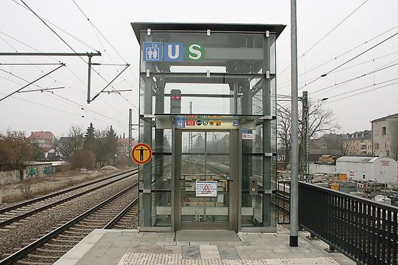 Der Aufzug am stadtauswärts führenden Bahnsteig des S-Bahnhofs in Moosach war am vergangenen Montag noch außer Betrieb.	Foto: ws