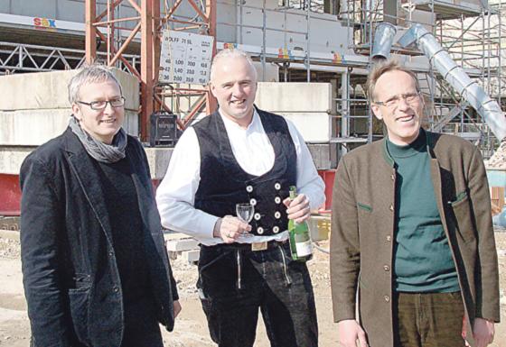 Architekt Franz Balda, Zimmerer Hans Gruber und Bürgermeister Stefan Straßmair wünschten dem Schulhausbau viel Glück. Foto: Ka