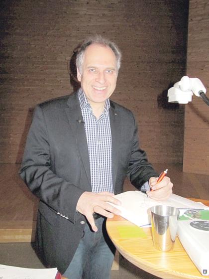 Autor Werner Tiki Küstenmacher stellte in Holzkirchen sein neues Buch vor. Foto: hw