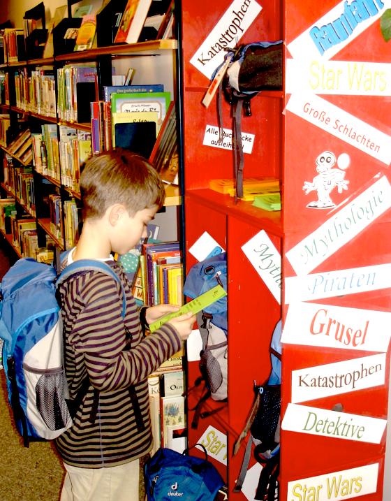 Wenn der Lesestoff stimmt, stecken auch Jungs die Nase in Bücher.	Foto: VA