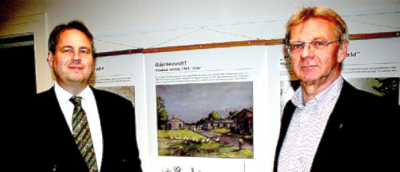 Vereinschef Maximilian Bauer (links) und Ausstellungsmacher Klaus Mai bei der Vernissage im Kulturhistorischen Verein Feldmoching auf dem Gfild.	Foto: ws