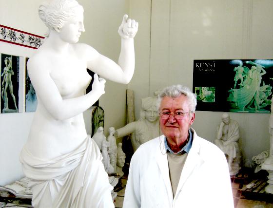 Silvano Bertolin mit einer »Venus« (Nachbildung einer antiken Statue). 	Foto: VA