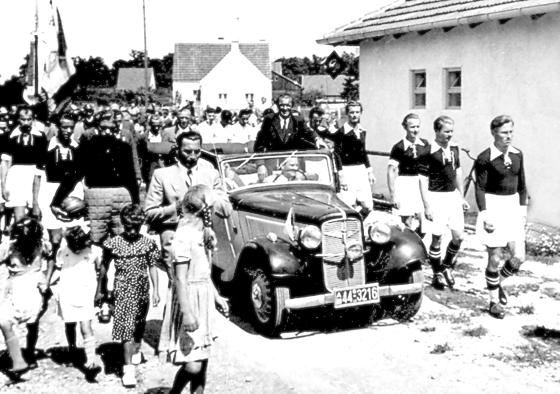 Einweihungsfeier für das Clubhaus des SV Lohhof im Jahre 1951. 	Foto: Heimatmuseum
