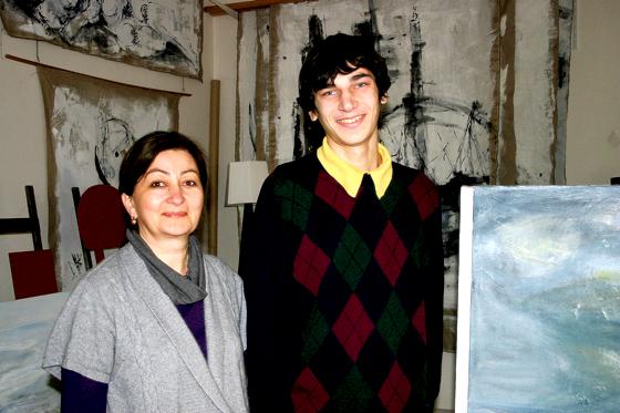 Ende gut, alles gut: Nana Matikasvili und Kvache Georgie Psakabze im Atelier von Barbara Tax. Der junge Georgier ist wieder gesund. 	Foto: scy