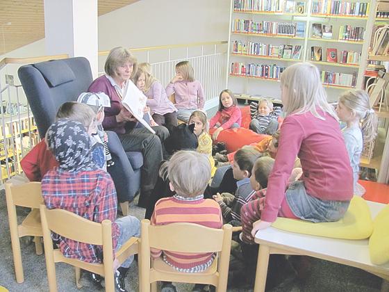 Der Sessel macht das Vorlesen so richtig gemütlich in der Bücherei. Foto: Privat
