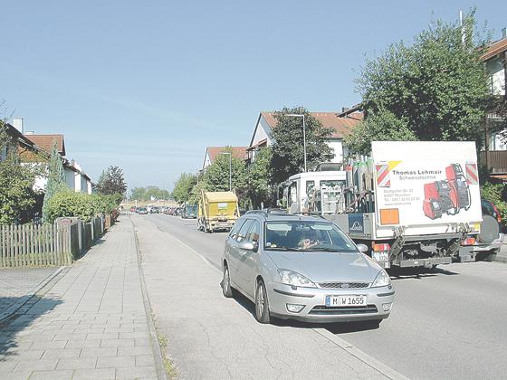 Der gesamte Lieferverkehr für das Gewerbegebiet Perlach läuft über die Weidener Straße, die als Wohnstraße dafür nicht gemacht ist. Foto: aha