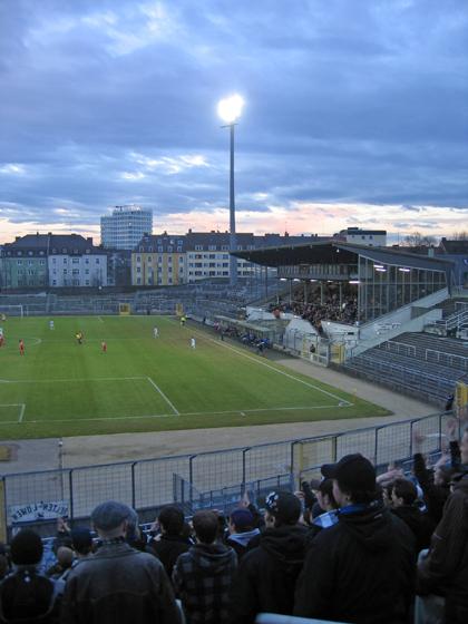 Zahlreiche Anhänger der Löwen unterstützten lautstark ihr Team im Münchner A-Junioren-Derby. Foto: A. Wild
