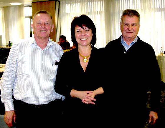 Diana Stachowitz, MdL, mit den IG Bau-Vorständen Rudolf Rengel (r.) und Helmut Faltermeier.	Foto: SPD