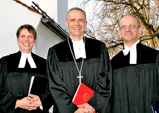 Dekan Mathis Steinbauer (Mitte) und das neue Pfarrerehepaar Irene Geiger-Schaller (l.) und Karsten Schaller (r.).  	Foto: hol