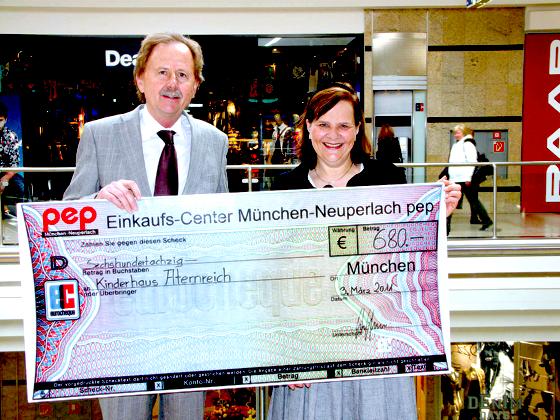 pep Center-Manager Heinrich Hasselmann überreichte Felicitas  Hanne vom »Kinderhaus Atemreich« einen Scheck über 680 Euro.
