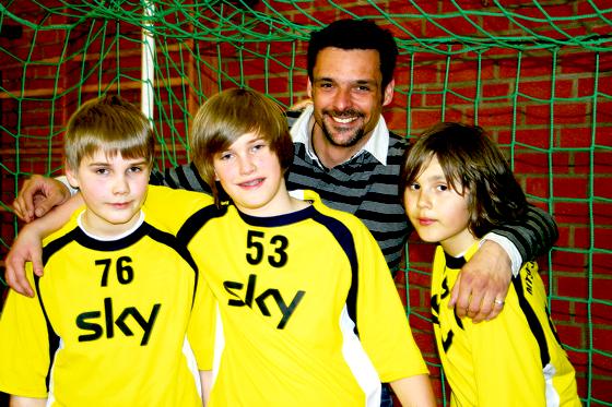 Für Daniel, Dustin und Florian (v.l.) vom MTSV Schwabing, hier mit Jugendtrainer Andreas Zinn, ist Handball das Größte. 	Foto: scy