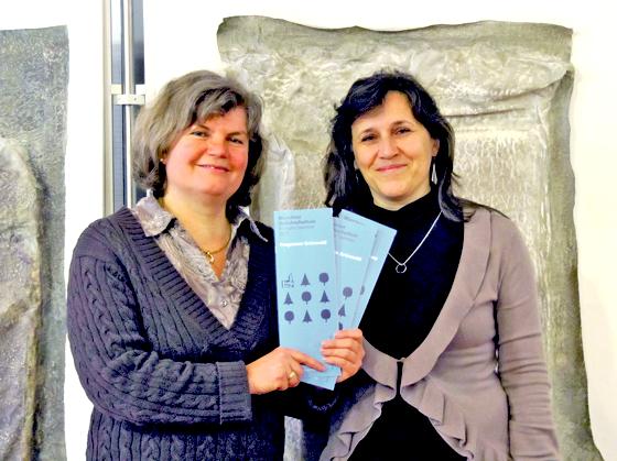 Dr. Margit Landesberger und Carola Splettstößer haben wieder ein buntes Programm für die Besucher der MVHS Grünwald zusammen gestellt. 	Foto: Woschée