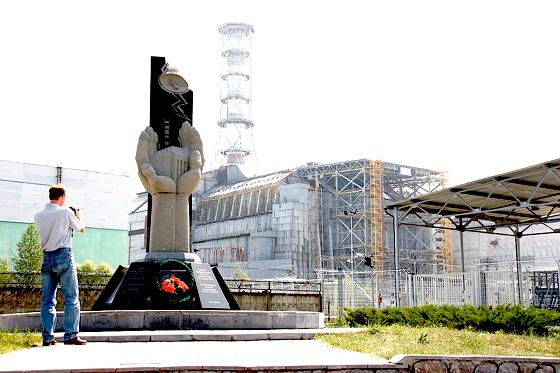 Markus Büchler besuchte zusammen mit Antje Wagner die Reaktor-Ruine in Tschernobyl. 	Foto: Grüne